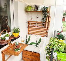 وجود کاناپه برای استراحت در تراس و بالکن