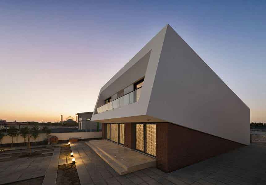 در لیست بهترین ویلاهای ایران ویلای رج کیش نیز به خوبی می درخشد