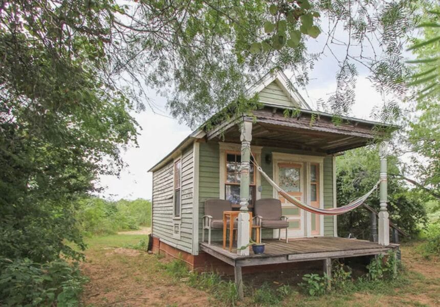 این خانه ها که در شهر لولینگ ایالت تگزاس ساخته شده اند توسط شرکت Tiny Texas Houses بوده که ادعا دارد آینده را با نگاهی به گذشته ساخته است.