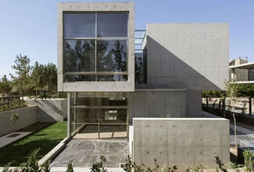 خانه ویلایی 131 اصفهان که در سال 1395 ساخته شده یکی از زیباترین خانه های ایران با نمای بلوک بتنی و یا بتن اکسپوز است
