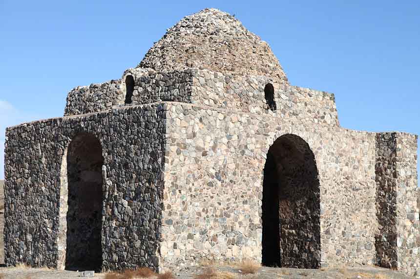 چهار طاقی در معماری ایرانی فلسفه و کاربرد مذهبی دارند که اولین بار پارتی ها اختراع کردند