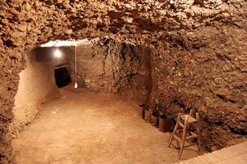 از دیگر عناصر معماری ایرانی می توان به شوادان اشاره کرد